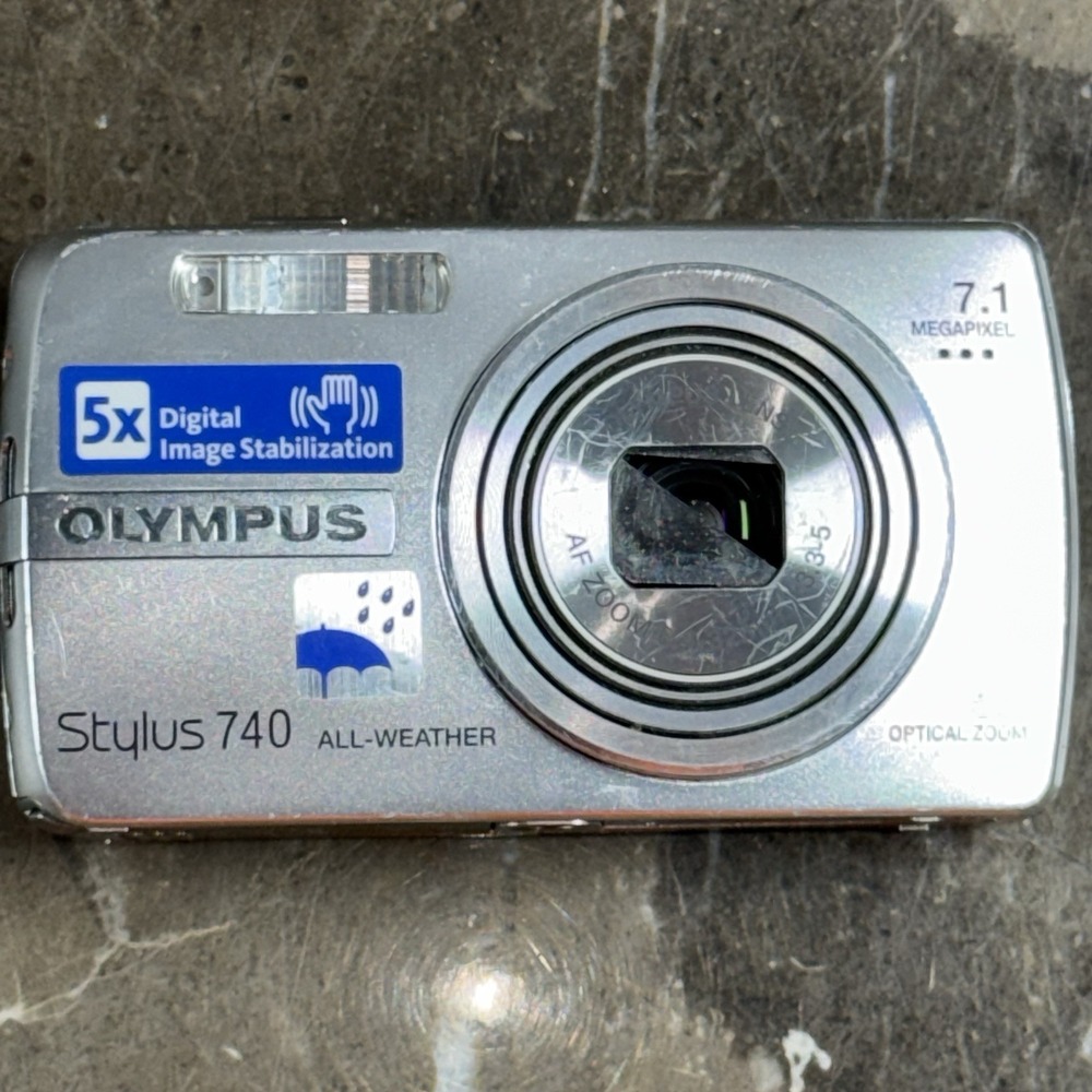 Olympus Digital Camera Stylus 740 All Weather 7.1 MP 5X Optical Zoom *PARTS ONLY